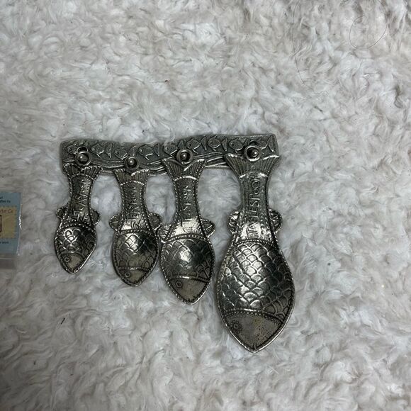 Vintage Tin Woodsman TWpewter set of four Fish measuring spoons with wall hanger - Picture 9 of 14